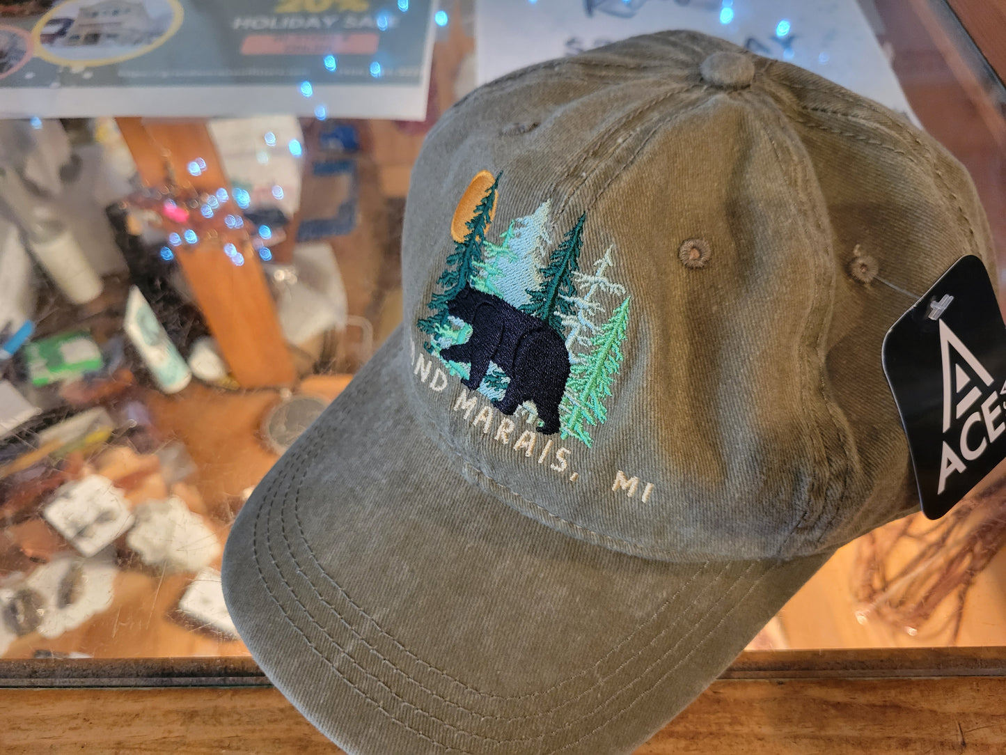 Baseball cap with bear and trees